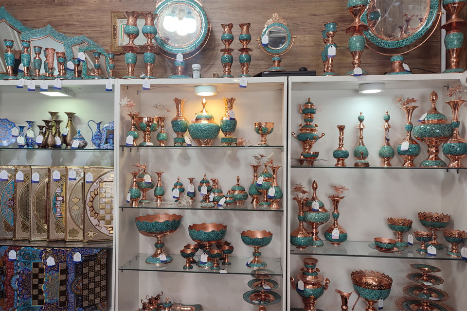 فروش محصولات فیروزه کوبی روی مس در فروشگاه صنایع دستی زاوش
